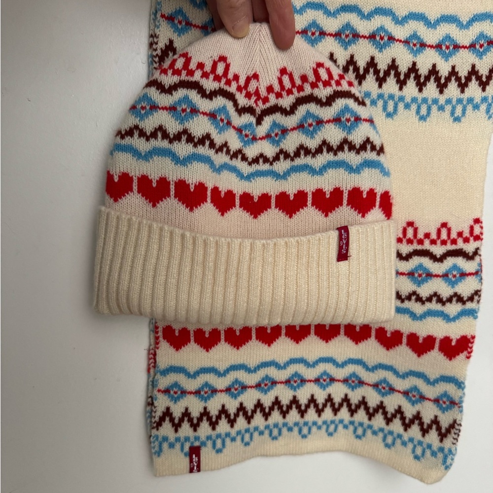 Levi’s knit beanie and scarf set - ivory with hearts